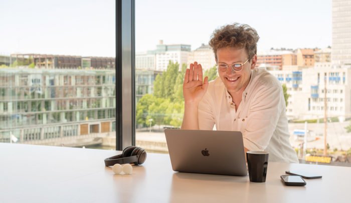 Person som hälsar på någon i ett videomöte