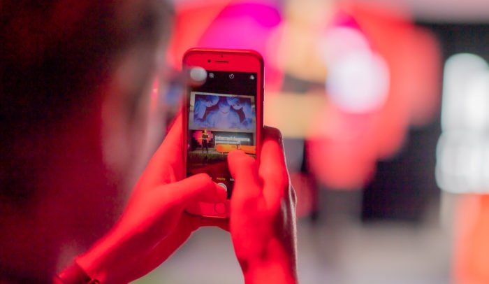 Någon som fotar scenen Internetdagarna