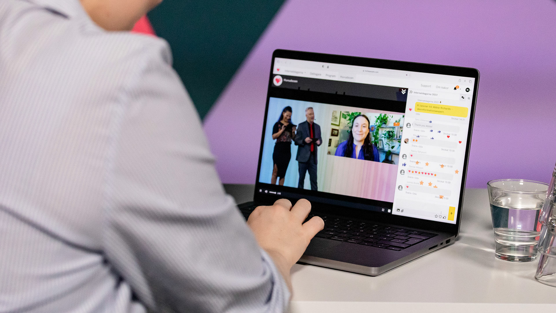 En deltagare sitter framför sin laptop och tittar på konferensen Internetdagarna.