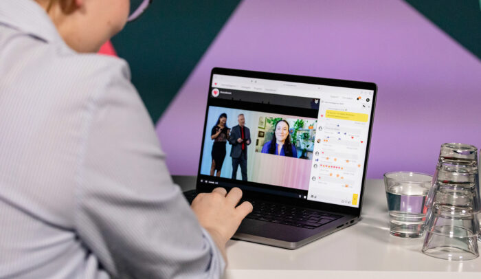 en person sitter och tittar på internetdagarna på sin dator.